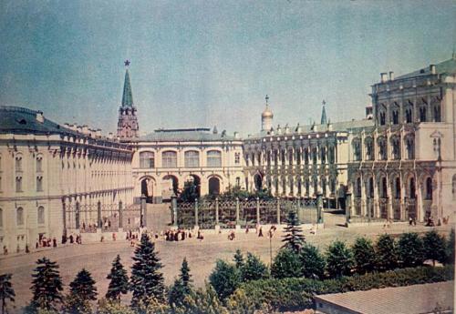 Большой Кремлевский дворец и Оружейная палата на старой открытке