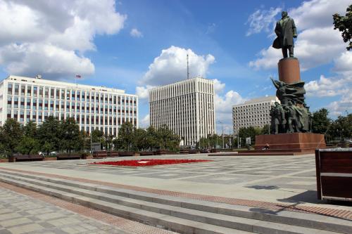 Калужская площадь, памятник Ленину