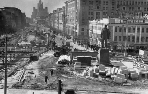 В советское время с 1932 года Триумфальная стала площадью Маяковского